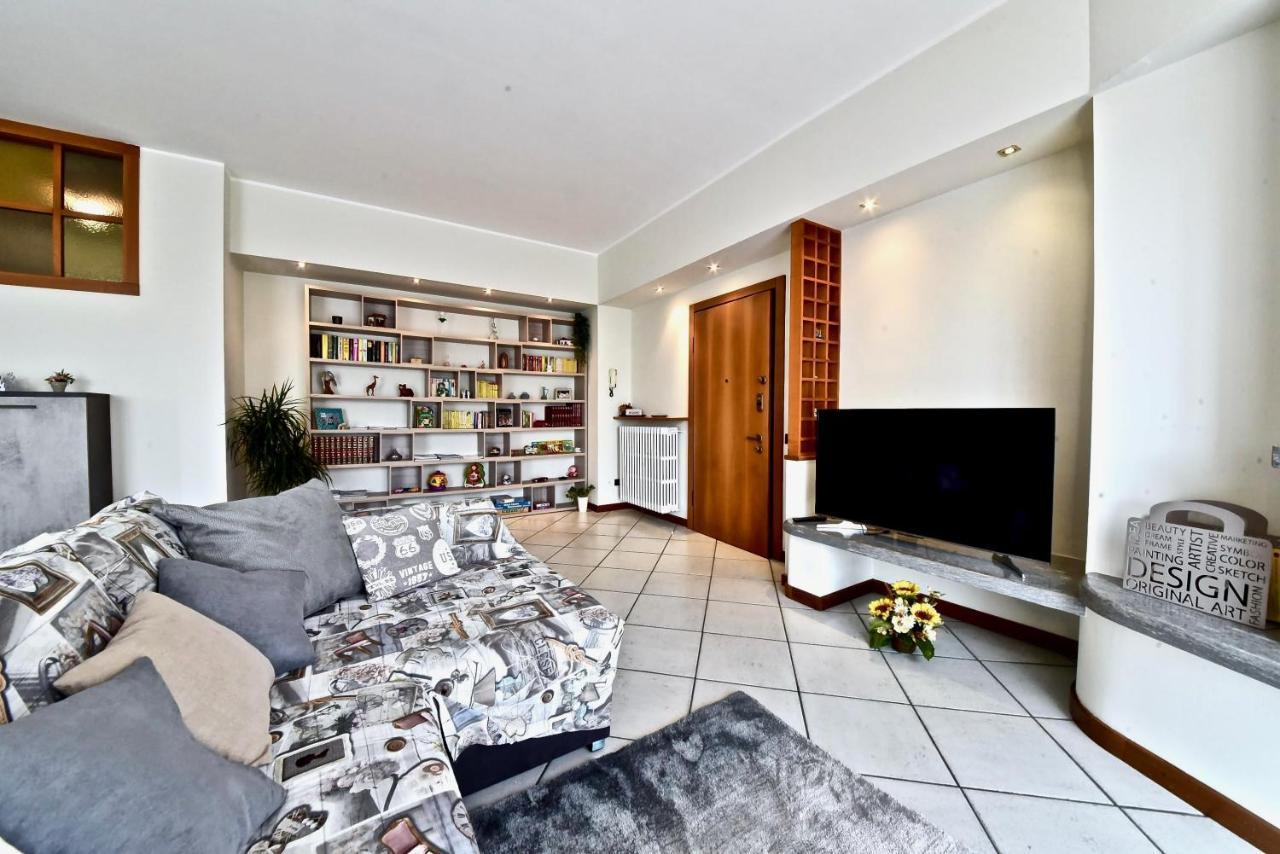Modern Apartment Halfway Between Milan And Como Cogliate Exterior foto